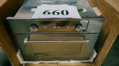 une boîte contenant un four, sur laquelle est apposée une pancarte