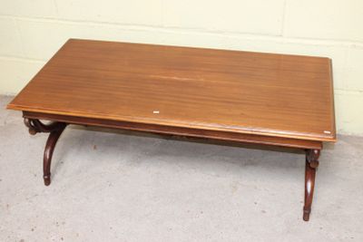 une table basse avec un plateau en bois posée sur un sol en ciment