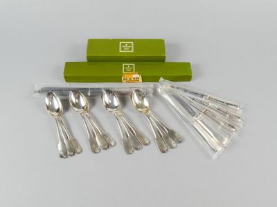 six cuillères en argent et six cuillères en argent dans une boîte verte