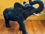 une statue d'éléphant posée sur un parquet
