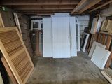 une pièce qui comporte de nombreux types de portes différents
