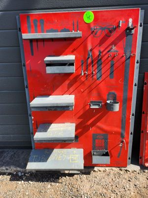 un distributeur automatique rouge situé à côté d'un immeuble