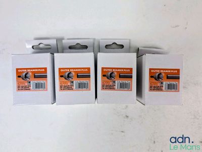 quatre boîtes d'agrafes posées sur une surface blanche, sur fond blanc
