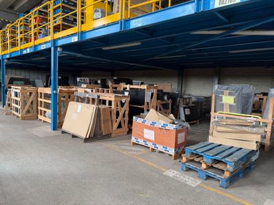 un grand entrepôt rempli de boîtes et de palettes