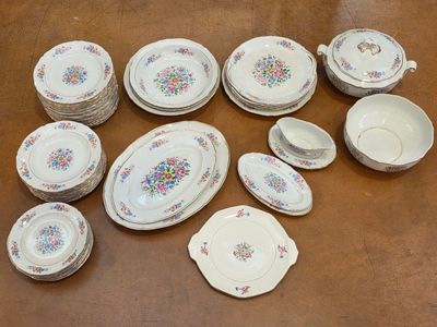 CERANORD. Service de table en porcelaine opaque à décor de f…