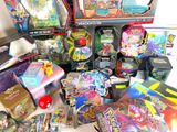 Il y a plein de cartes Pokémon et de jeux différents sur la table.
