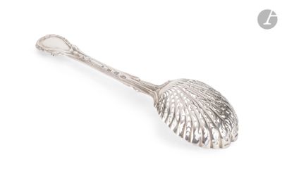 une cuillère en argent ornée d'un motif de feuille