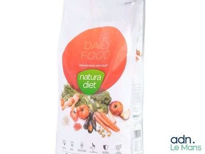 Le sac de croquettes pour chien est rempli de légumes frais.