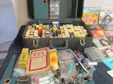 une valise remplie d'objets posée sur une table