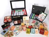 beaucoup de cartes de poker et de cartes dans un étui