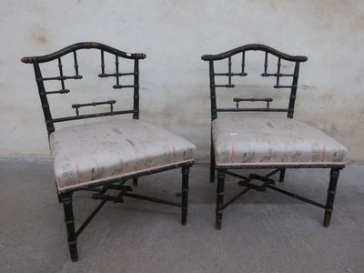two chairs that are sitting next to each other