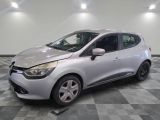 la voiture argentée est garée dans le garage sur un sol en damier