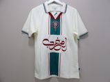 une chemise blanche ornée d'un motif rouge et bleu