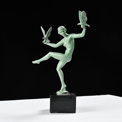 une image représentant une statue d'une femme tenant une raquette de tennis