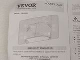 Quelqu'un est en train de lire un manuel d'utilisation d'un but de hockey