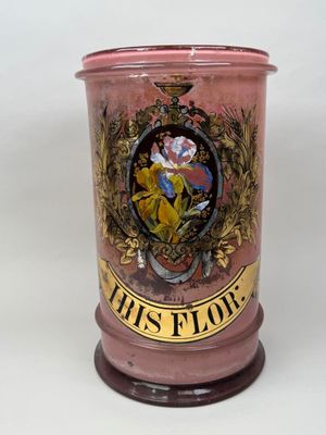 un vase rose orné d'une image de cheval
