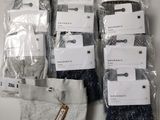 Plusieurs paires de chaussettes pour homme sont conditionnées dans des sachets en plastique.