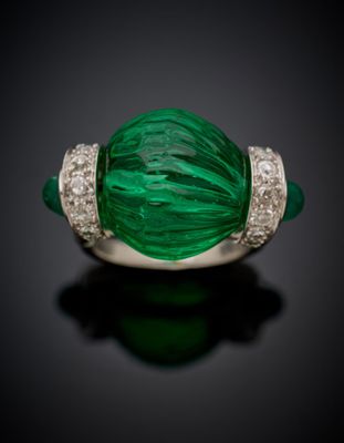 une bague en émeraude et diamant, par van cleef