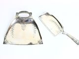 deux couverts posés sur une surface blanche