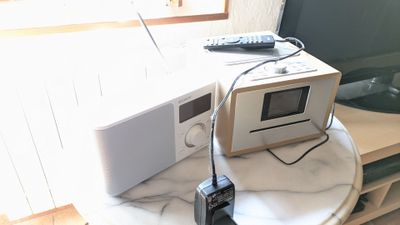 un micro-ondes posé sur une table à côté d'un téléviseur
