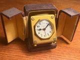 une petite horloge posée sur une table