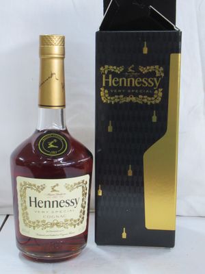 une image représentant une bouteille de whisky Hennessy à côté d'une boîte
