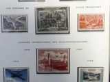une photo montrant une collection de timbres accrochée au mur