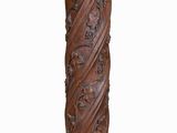 une image représentant un pilier en bois orné d'un motif sculpté