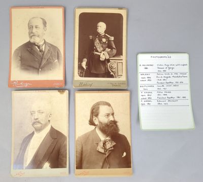 Un lot de quatre photographies de personnalités, réalisées e…