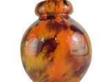 un vase posé sur une surface blanche