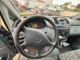 vue du tableau de bord d'une voiture, avec le volant et les commandes du tableau de bord