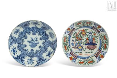 paire d'assiettes chinoises bleues et blanches ornées de motifs floraux