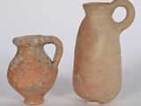deux vases posés l'un à côté de l'autre sur une surface blanche