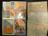 quelques vieilles cartes postales sont posées sur une table noire