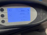 un gros plan sur une horloge numérique montée sur une moto