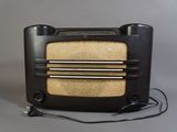 une radio à l'ancienne posée sur une table