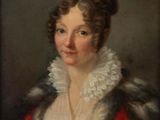 portrait d'une femme vêtue d'un manteau rouge et d'une robe blanche à col de fourrure
