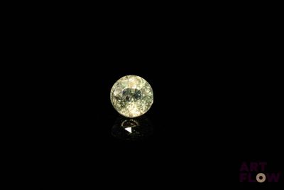un gros plan d'un diamant dans l'obscurité, sur fond noir