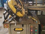 une machine placée au milieu d'une pièce