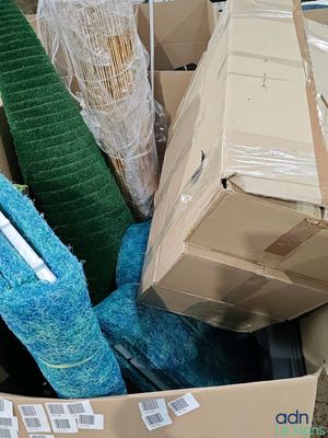 une boîte remplie d'objets posés sur le sol
