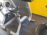un vélo d'appartement et un vélo d'appartement dans une salle de sport