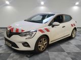 une voiture blanche avec des bandes rouges et blanches garée dans un garage