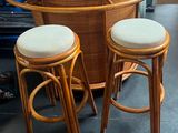 trois tabourets posés devant une table