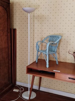 une chaise bleue posée sur un bureau en bois