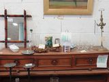 une commode en bois surmontée d'un miroir