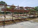 un chantier de construction où l'on trouve de nombreuses poutres en acier