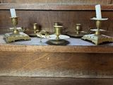 un banc en bois sur lequel sont posées plusieurs bougies