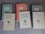 plusieurs livres sont alignés sur une table