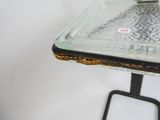 une table en verre surmontée d'un miroir