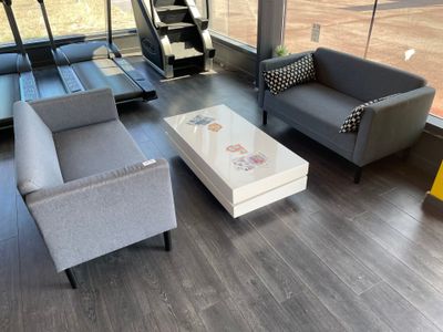 deux canapés, une table basse et une table basse dans un salon